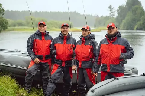 Гиды в красных куртках на Мегре
